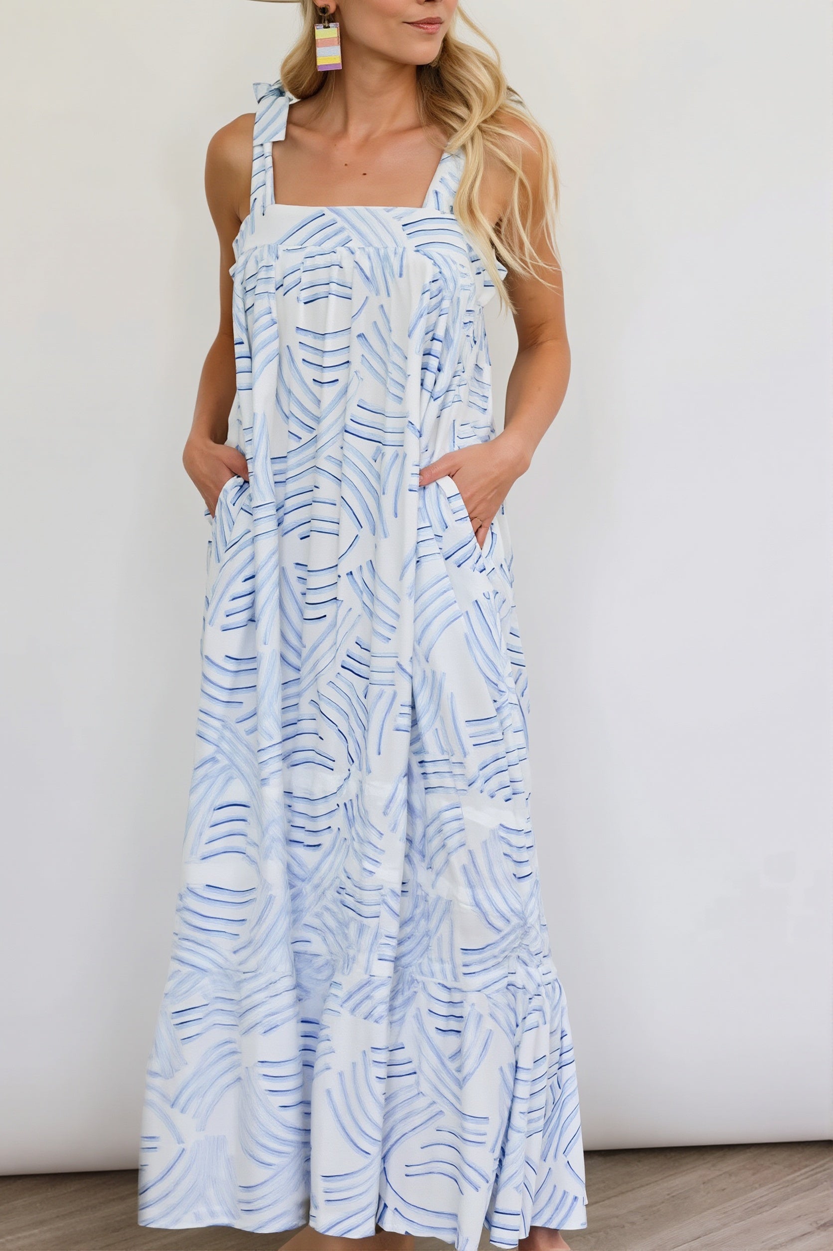 Luftiges Damen Maxi Kleid mit Print von vorne fotografiert