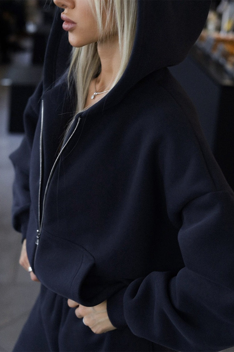 Komplettansicht des Damen-Jogginganzugs mit Kapuzenjacke und Jogginghose