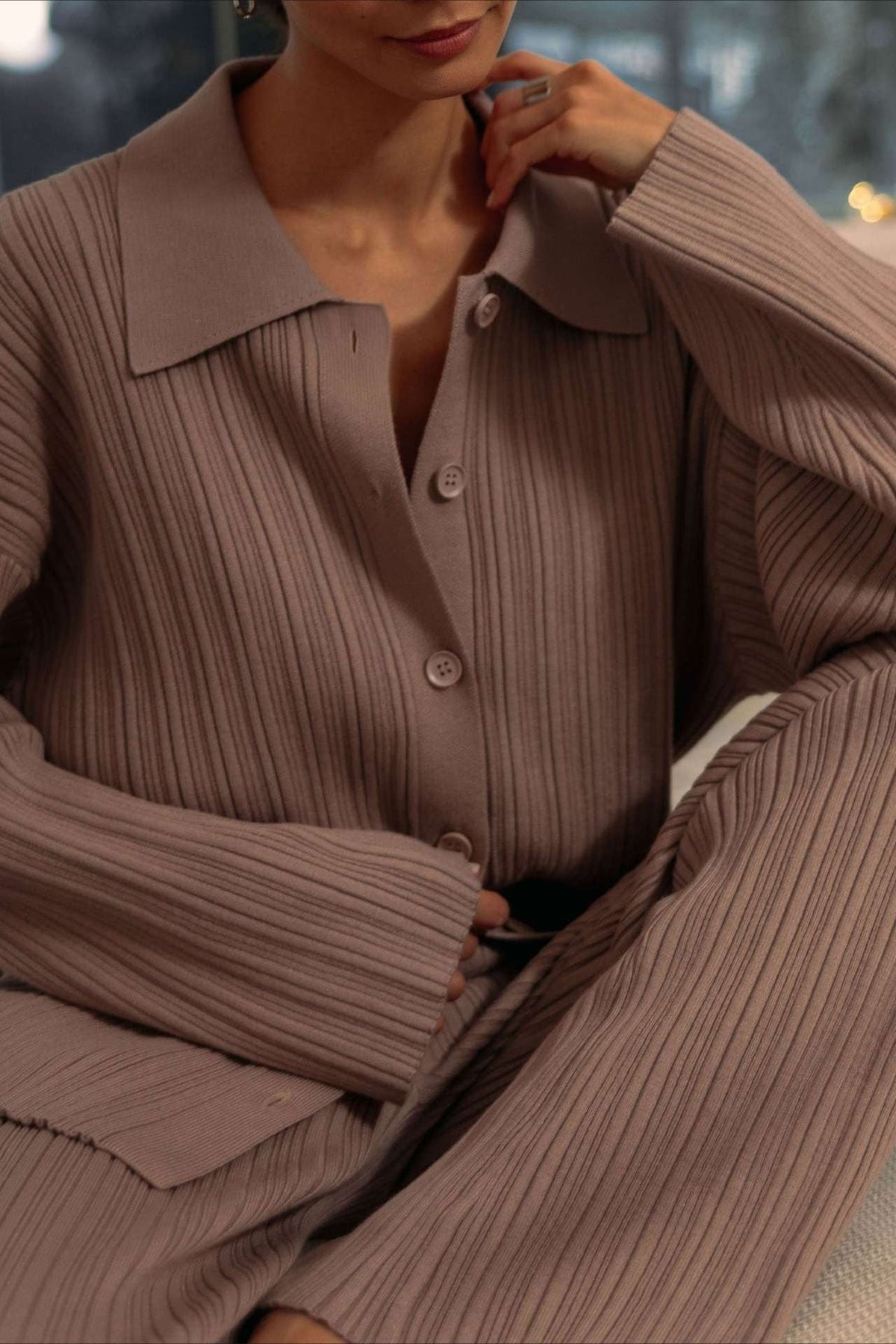 Damenhose mit weitem Bein aus geripptem Strickstoff