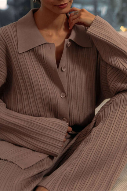 Damenhose mit weitem Bein aus geripptem Strickstoff