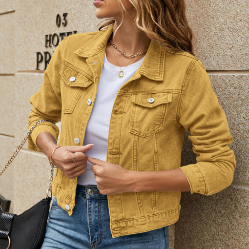 Nahaufnahme des Reverskragens der Damen-Jeansjacke
