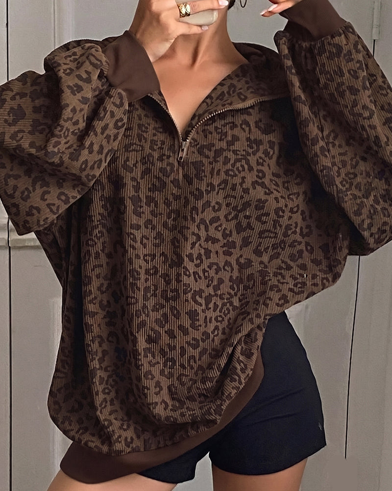 Damen-Sweatshirt mit Leopardenmuster an einem Model von vorne