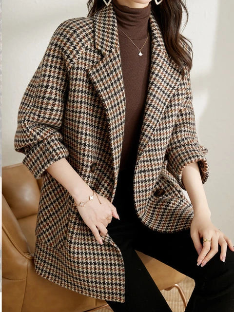 Hahnentritt-Blazer mit weitem Revers und hochgekrempelten Ärmeln