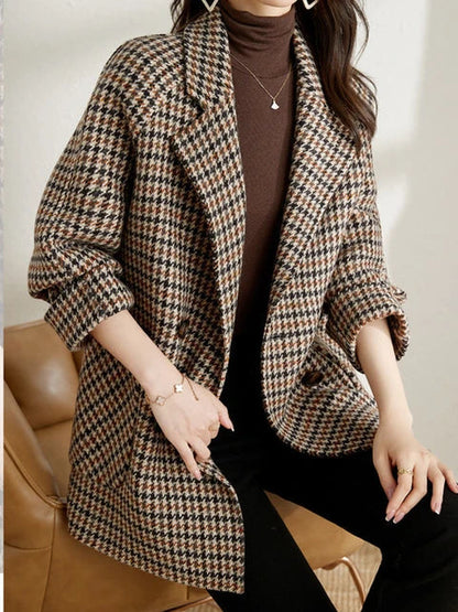 Hahnentritt-Blazer mit weitem Revers und hochgekrempelten Ärmeln