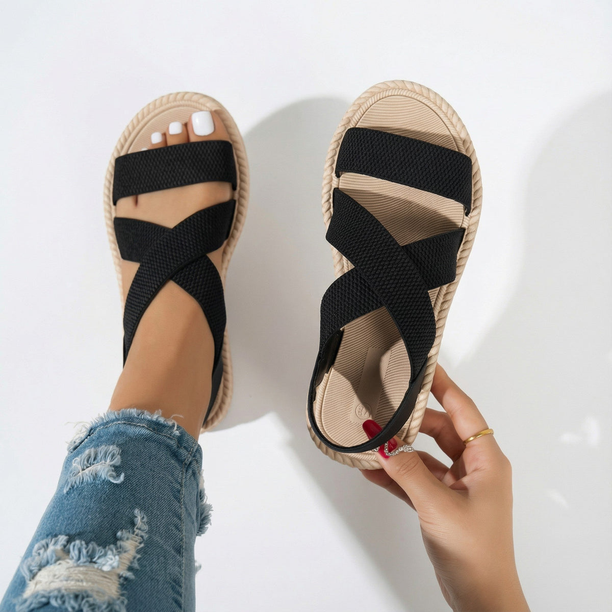 Detailansicht der überkreuzten Riemen der Damen-Sandalen