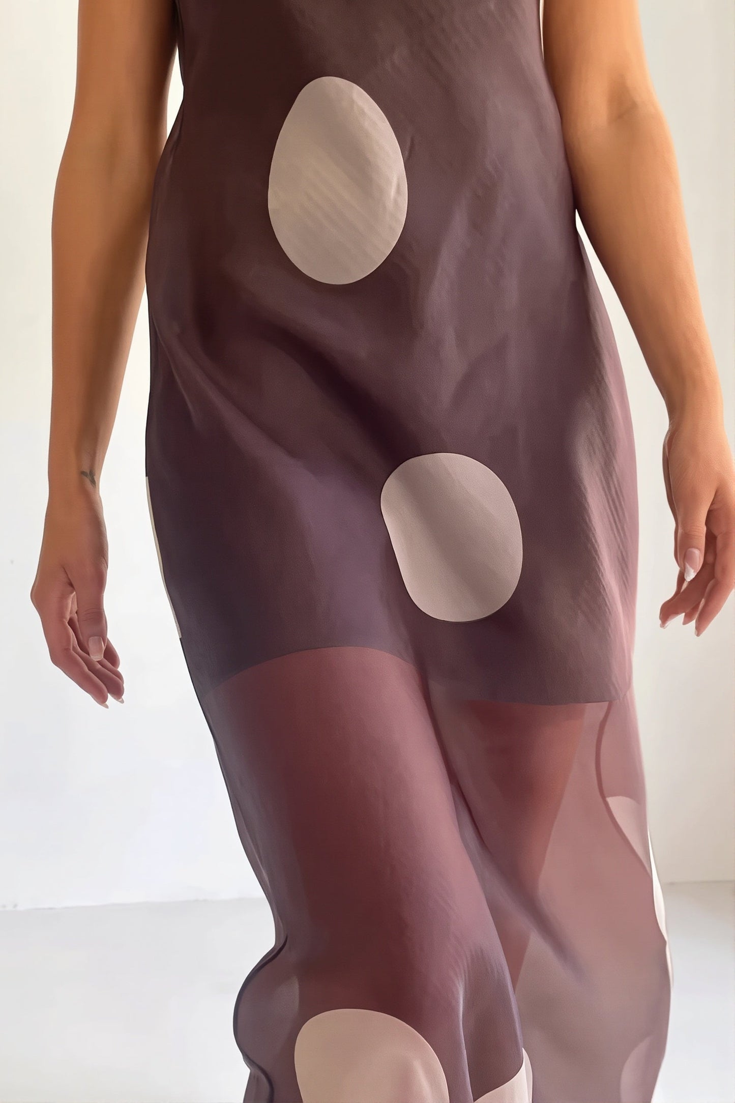 Trägerloses Maxikleid für Damen mit Punkte-Muster in schlanker Silhouette