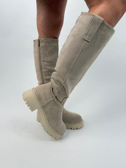 Schicke kniehohe Lederstiefel