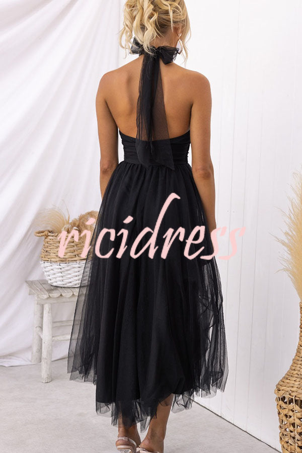 Maxikleid mit Neckholder und gerafften Details aus Tüll