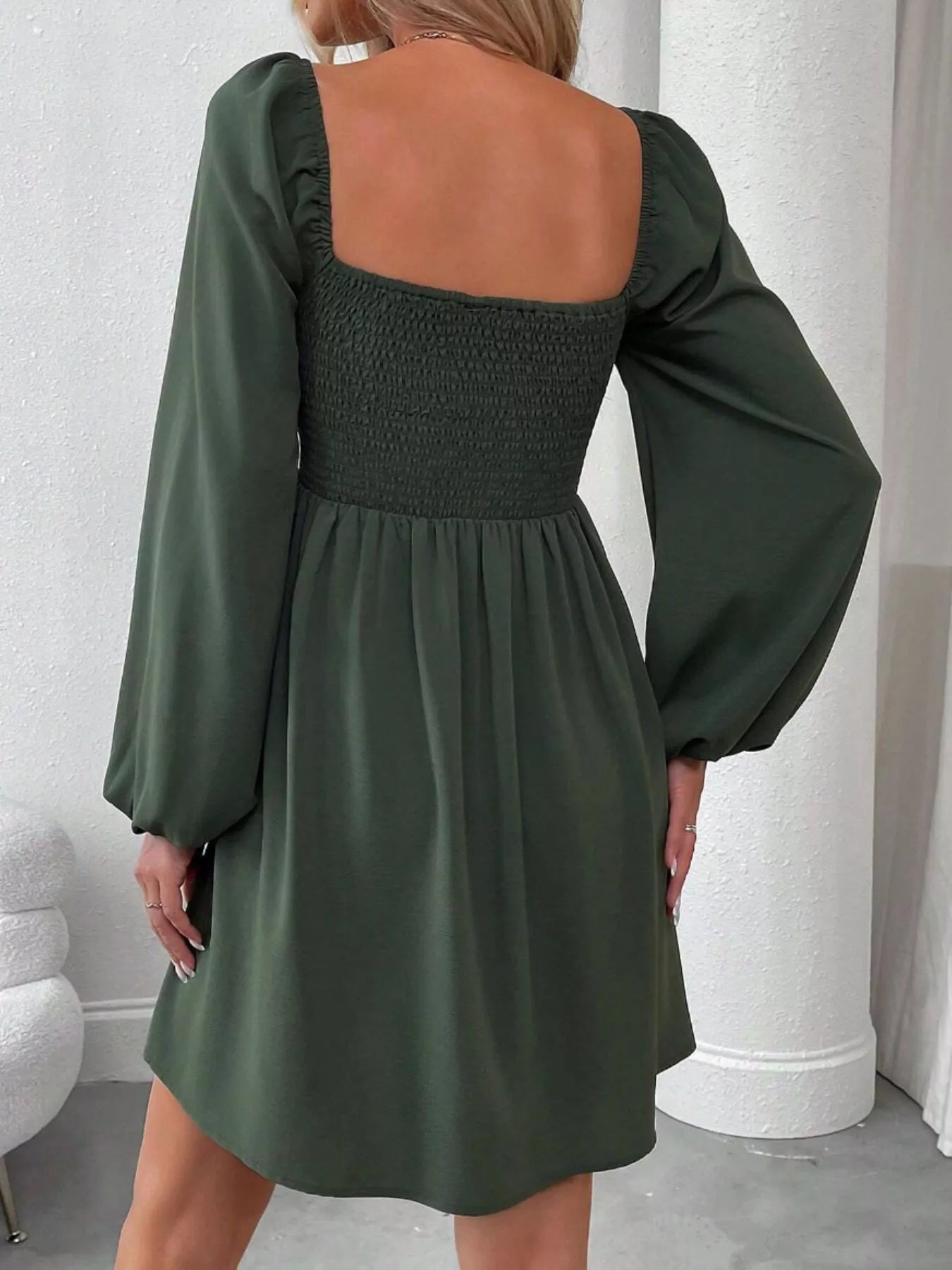 Gerüschtes A-Linien-Kleid mit quadratischem Ausschnitt und langen Ärmeln