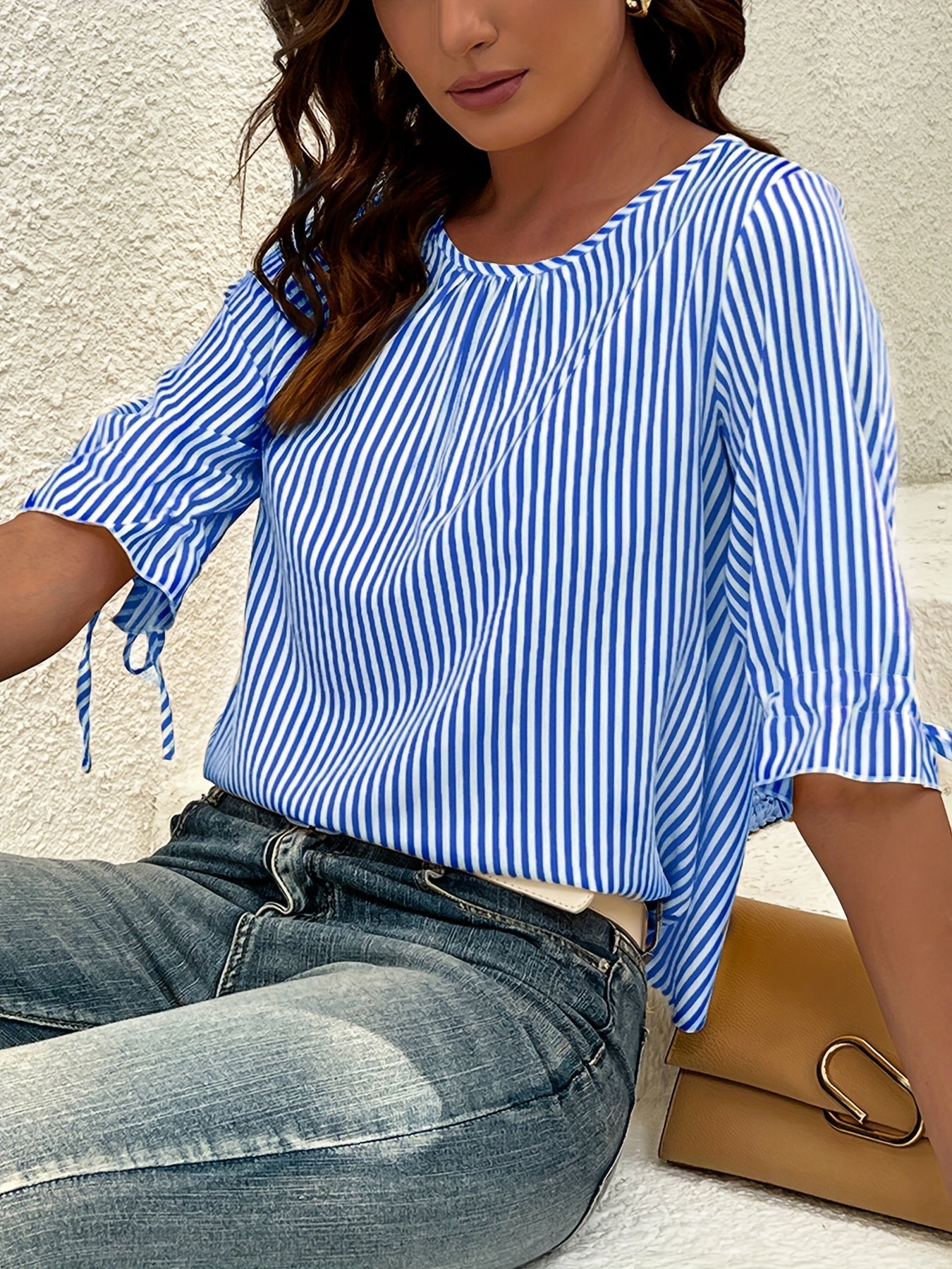 Elegante locker fallende Bluse mit Streifen für Damen nah aufgenommen