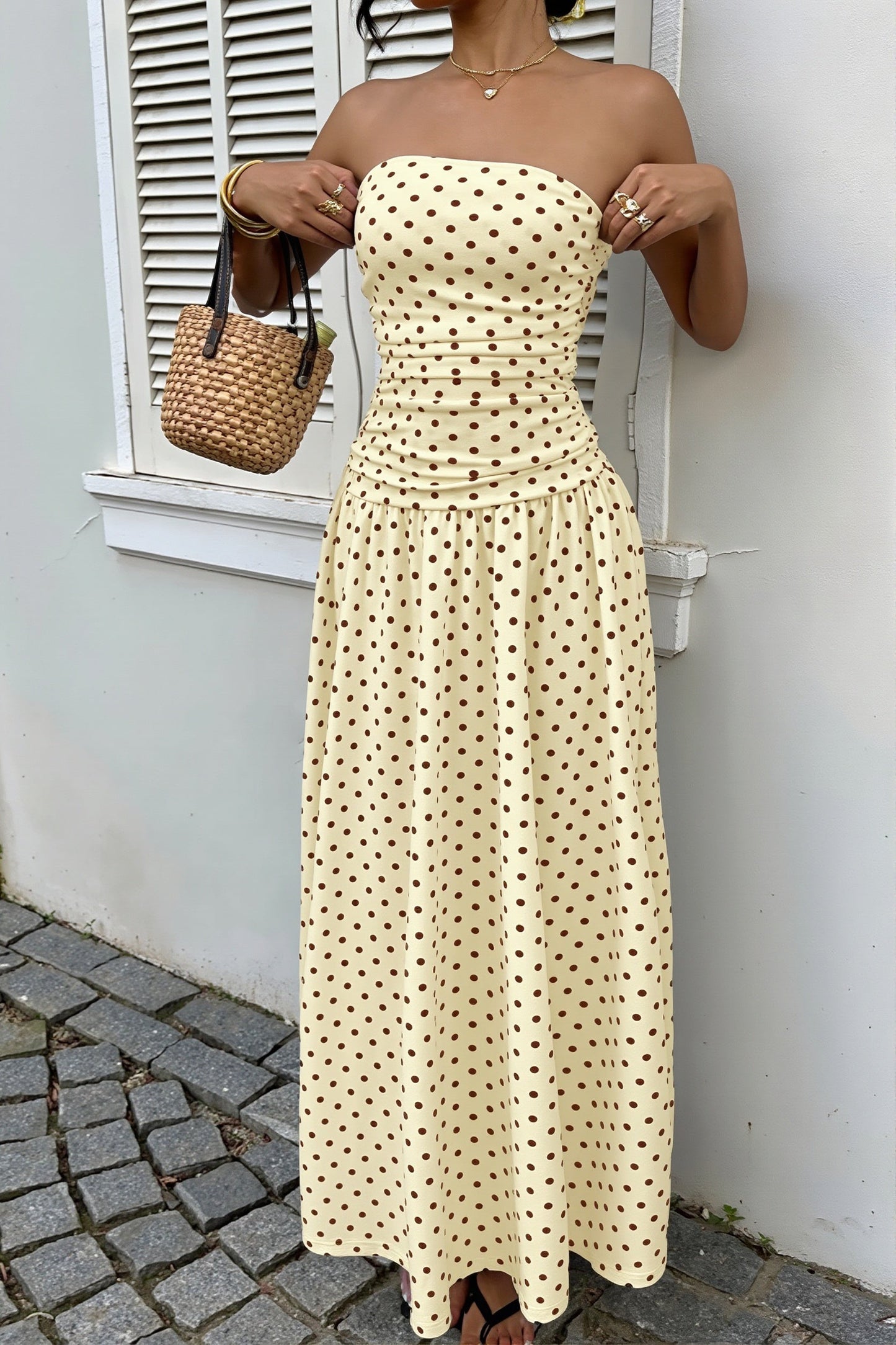 Detailansicht vom trägerlosen Oberteil mit Polka Dots