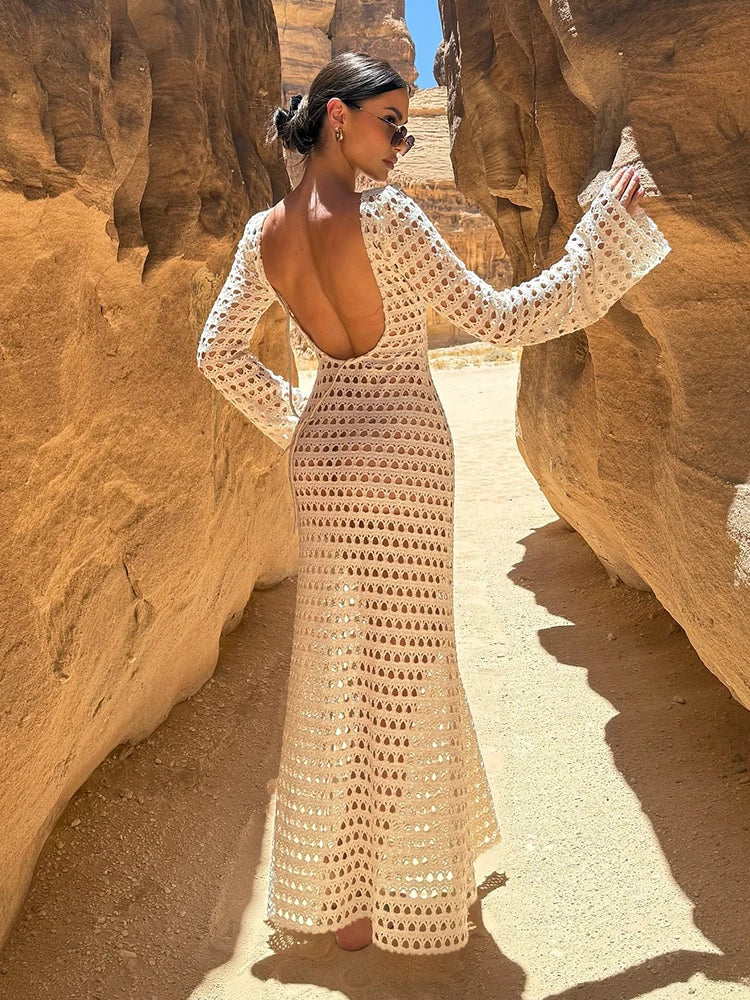 Rückenfreies Maxi-Kleid aus gehäkeltem Strick mit transparenten langen Ärmeln und ausgestellten Manschetten