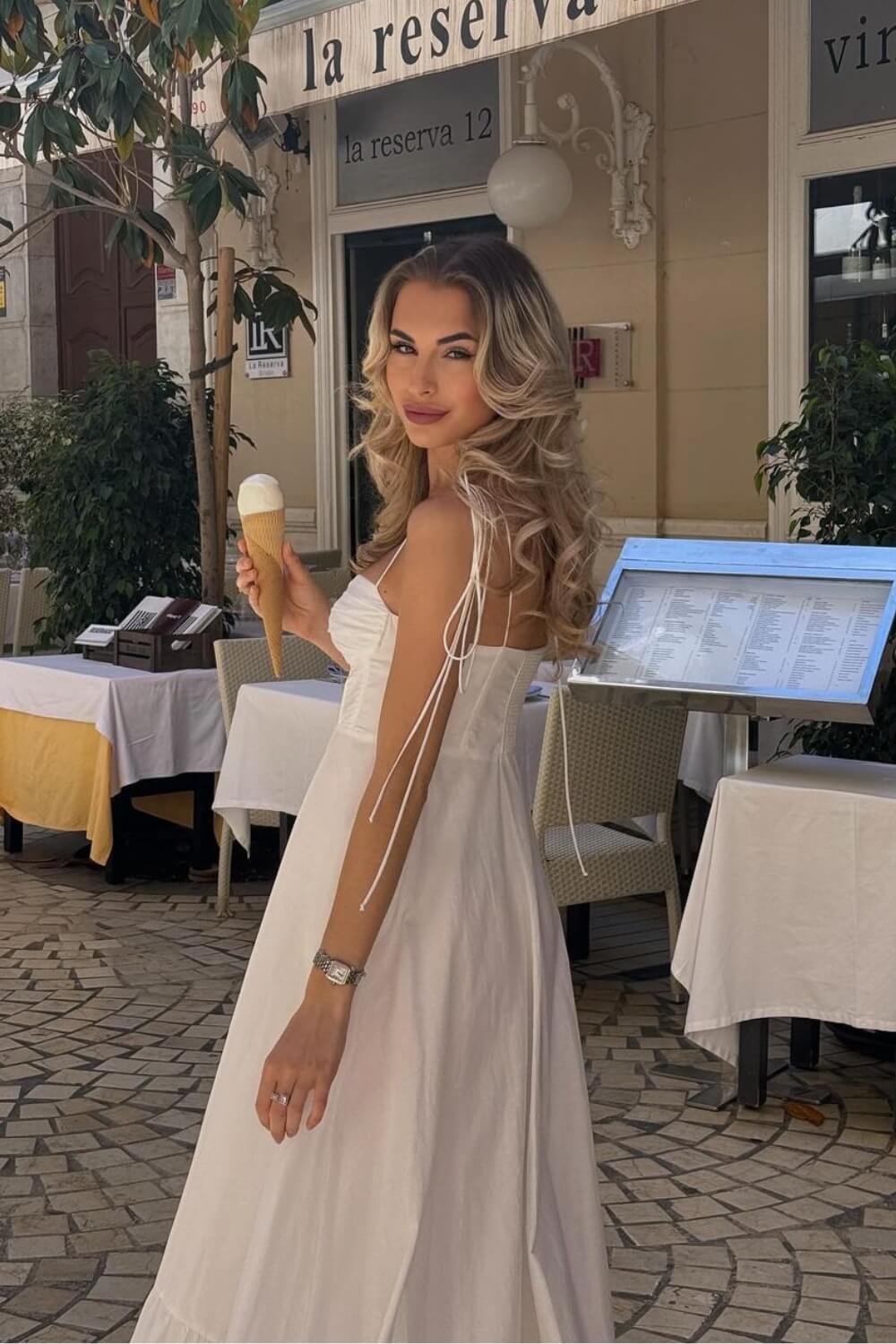 Lang fließendes Kleid aus Polyester in Weiß
