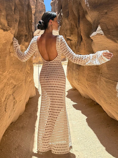 Rückenfreies Maxi-Kleid aus gehäkeltem Strick mit transparenten langen Ärmeln und ausgestellten Manschetten
