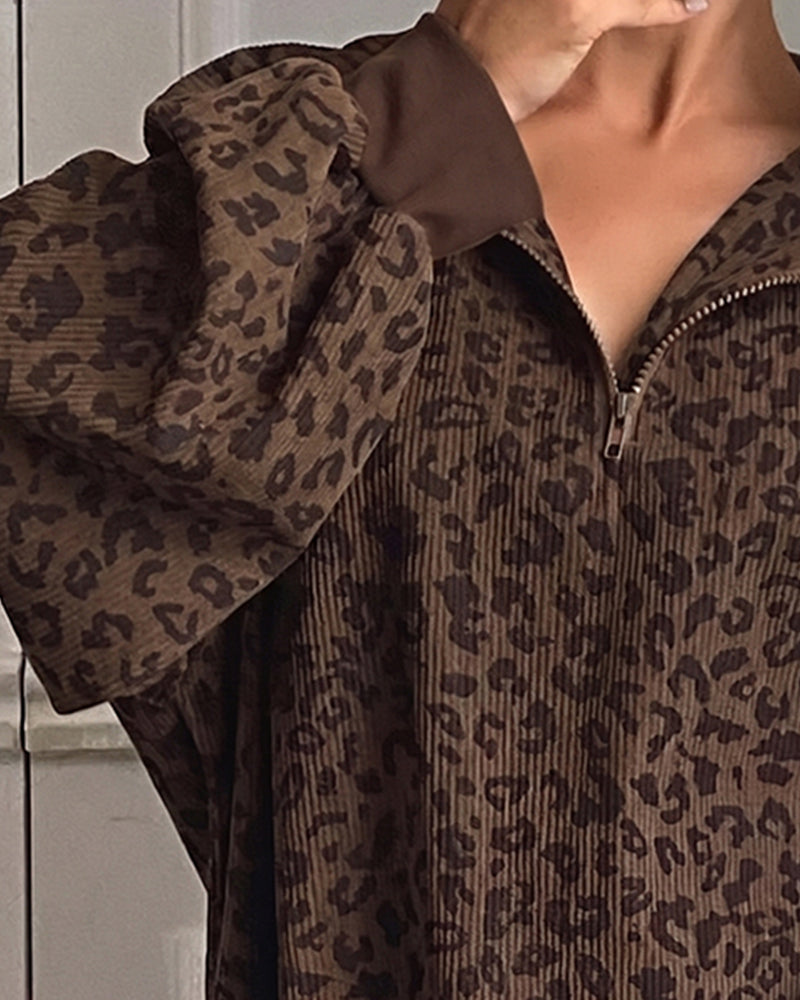 Damen-Sweatshirt mit langen Ärmeln und Leopardenmuster, Seitenansicht