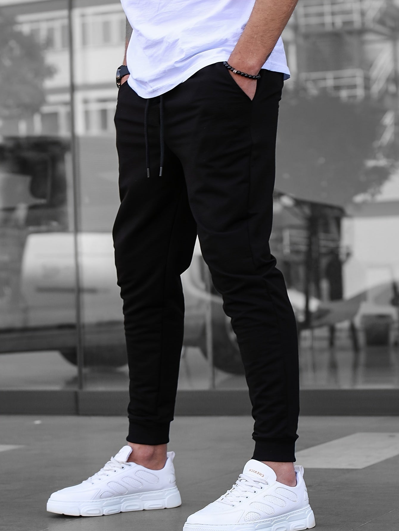 Herren Jogginghose Soft Touch mit schmalem Schnitt in Seitenansicht