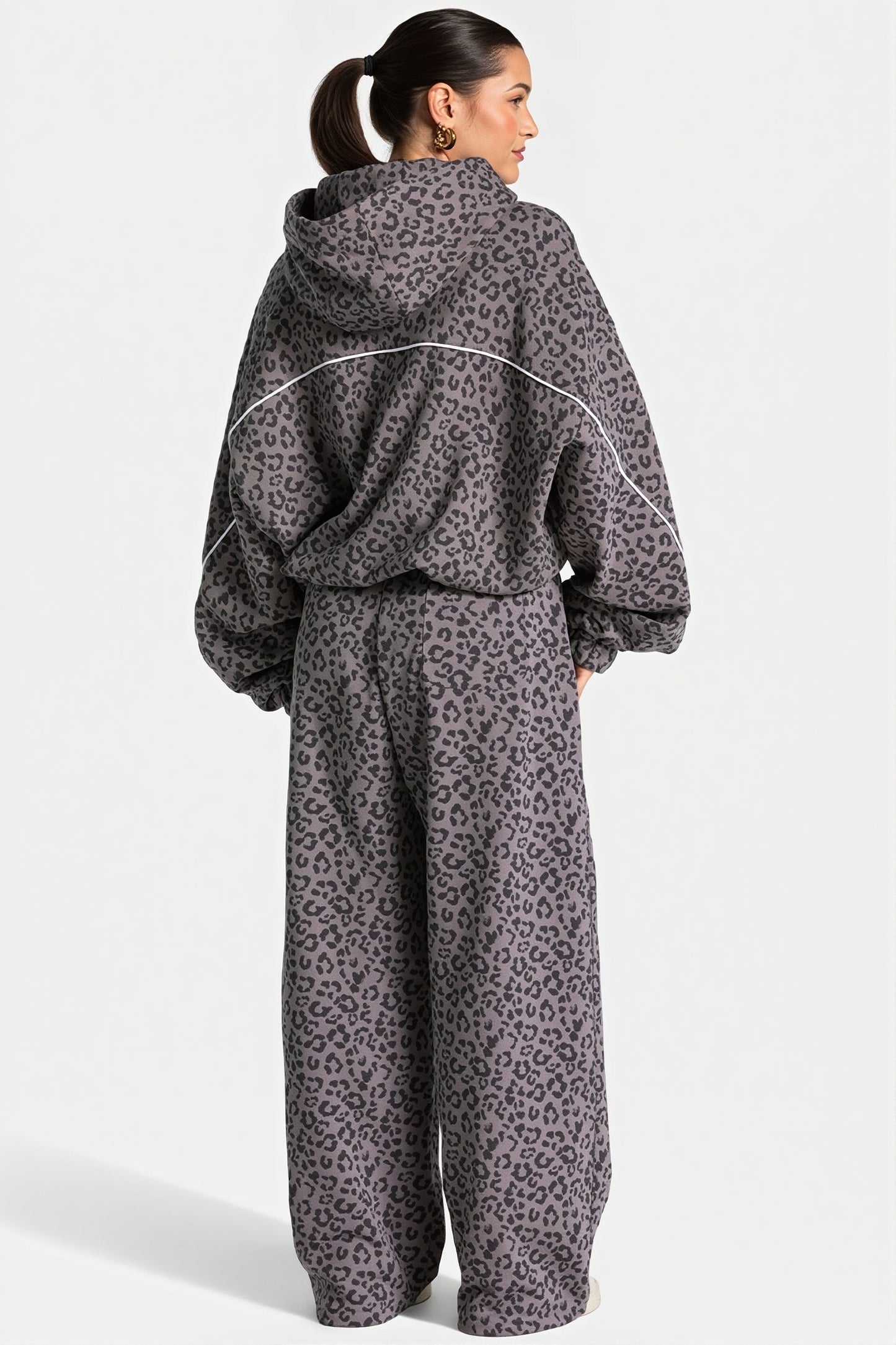 Leopardenmuster des modischen Damen-Jogginganzugs im Detail