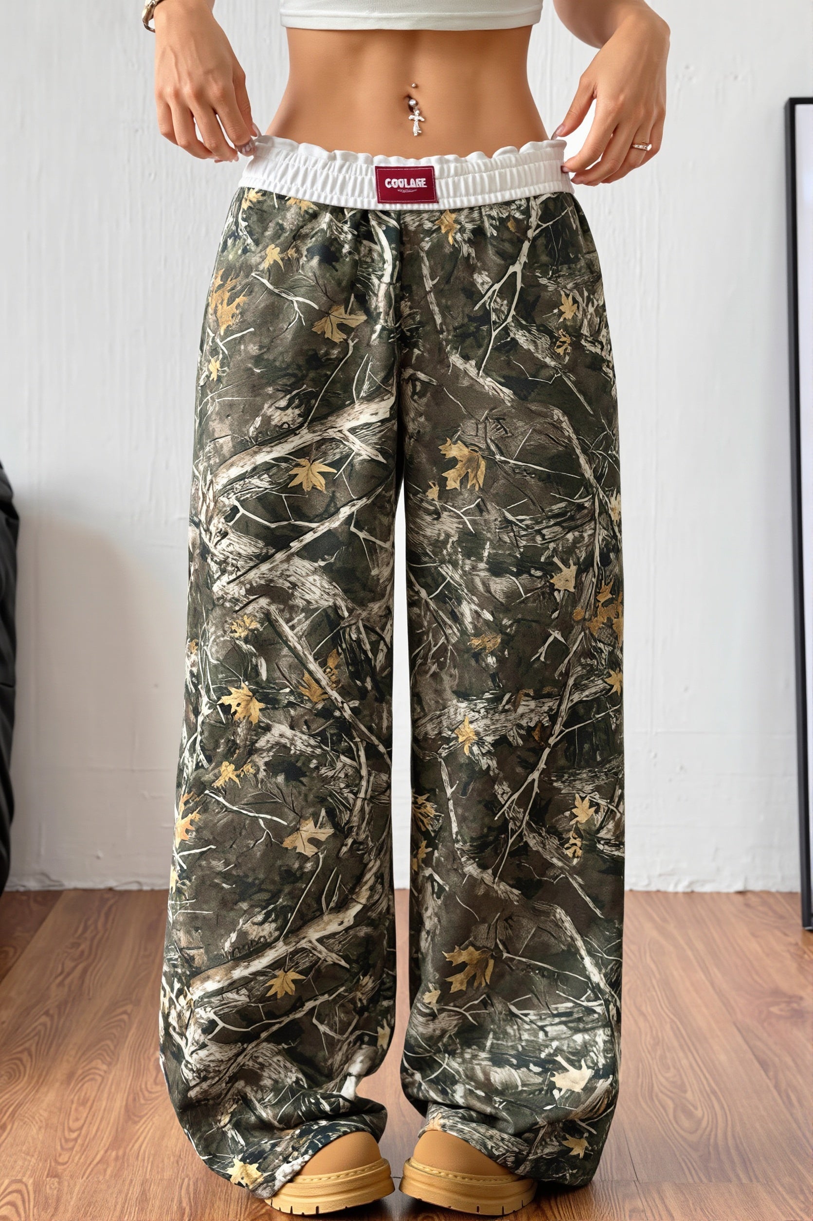 Weite Hose für Damen mit modernem Print im Studio