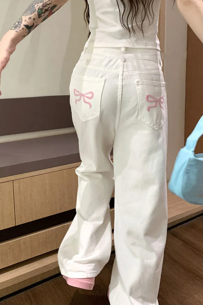 Detailansicht der rosa Stickerei auf den Wide Leg Jeans für Damen