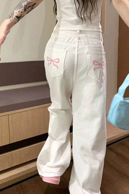 Detailansicht der rosa Stickerei auf den Wide Leg Jeans für Damen