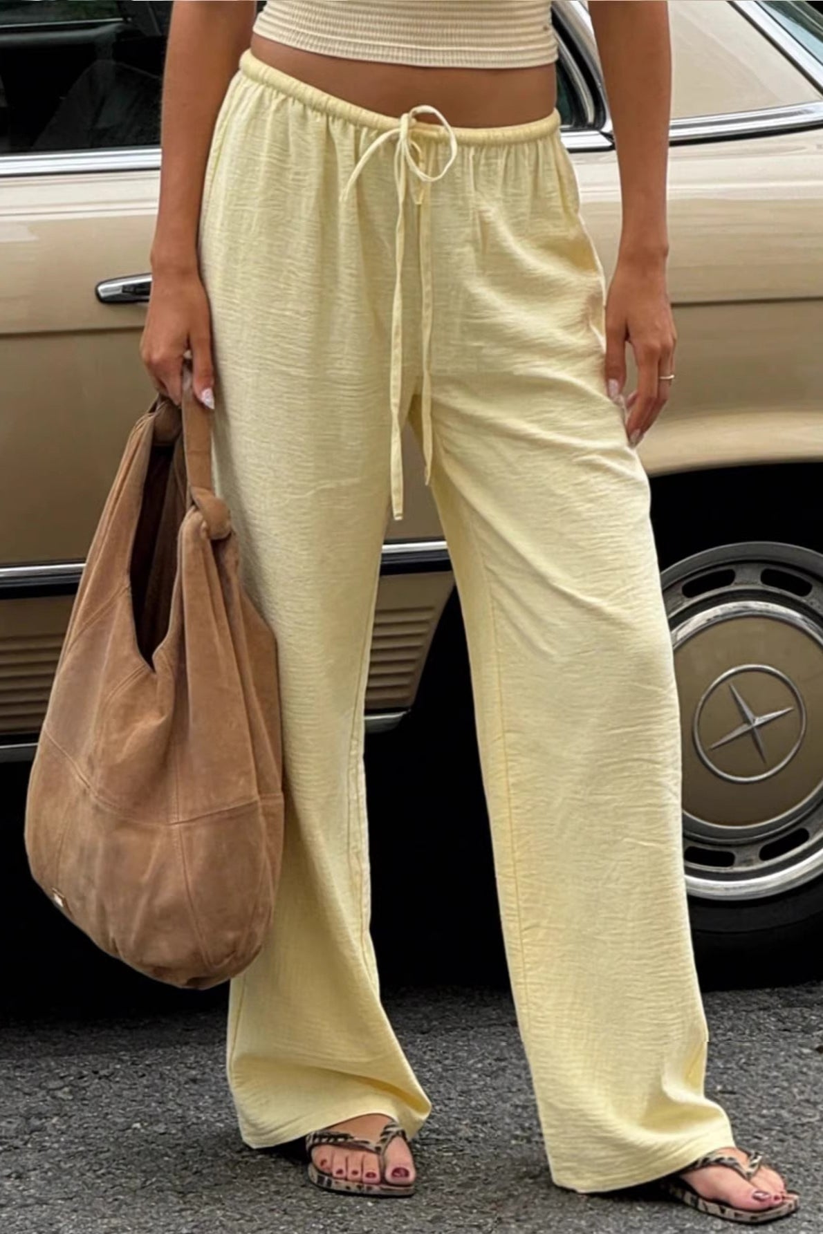 Damen Wide Leg Hose kombiniert als lässiger Alltagslook