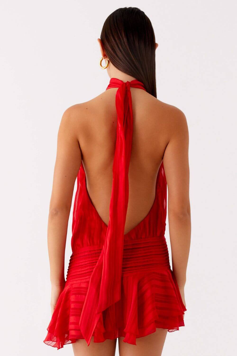 Satiniertes, drapiertes Kurzkleid mit hohem Hals