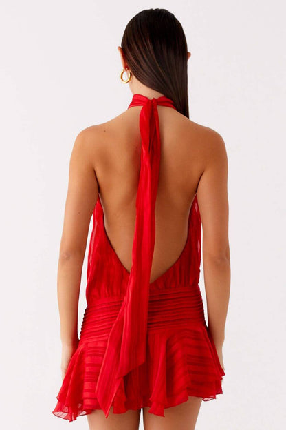 Satiniertes, drapiertes Kurzkleid mit hohem Hals