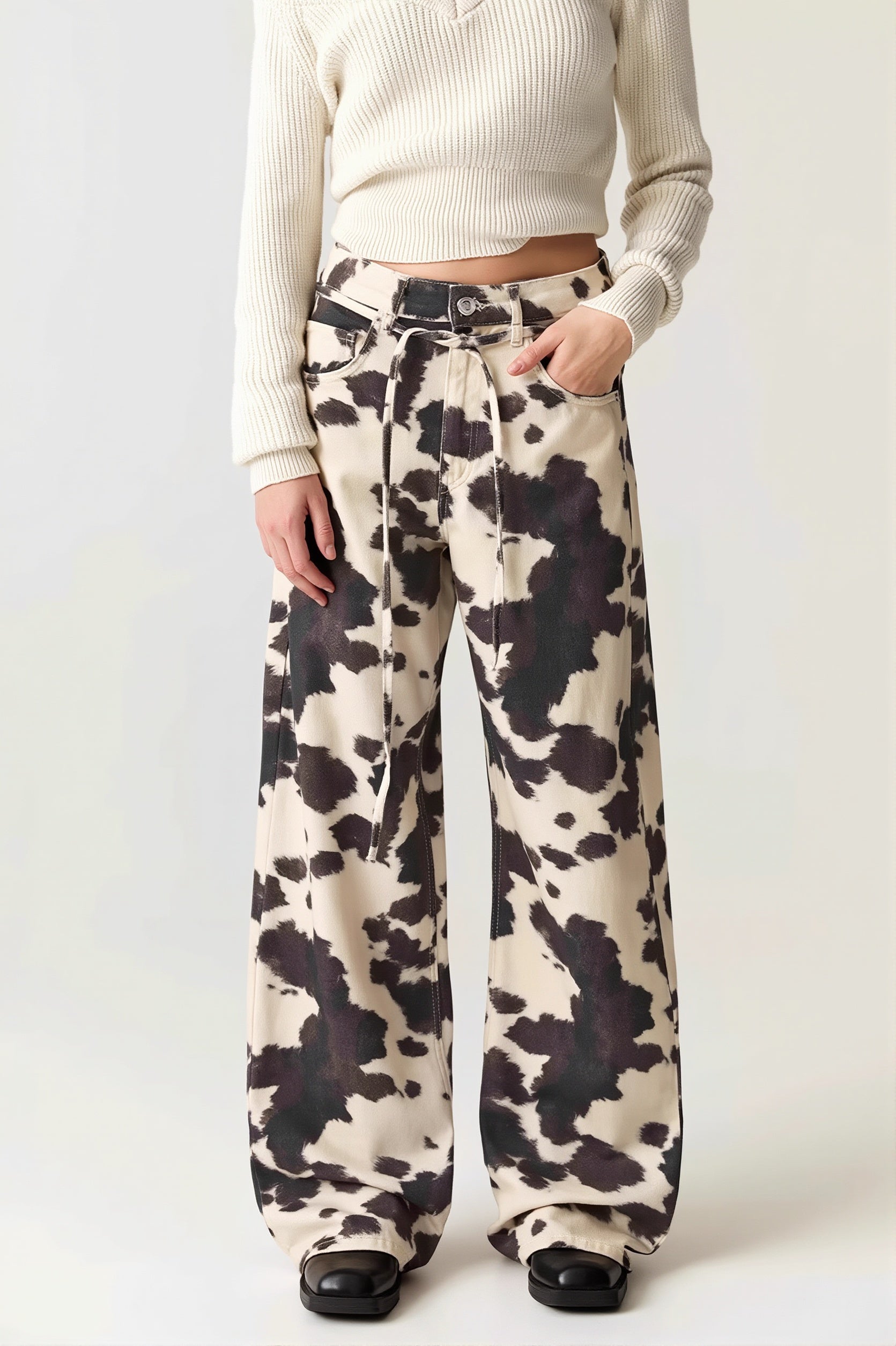 Damen Straight Leg Jeans mit Kuhprint und hoher Taille in Frontansicht