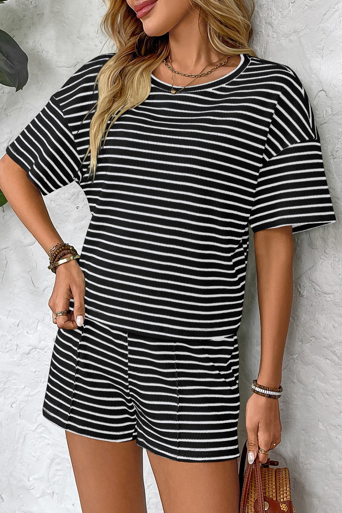 Damen Zweiteiler mit gestreiftem Strickoberteil und Shorts, Detailansicht vom Stoff