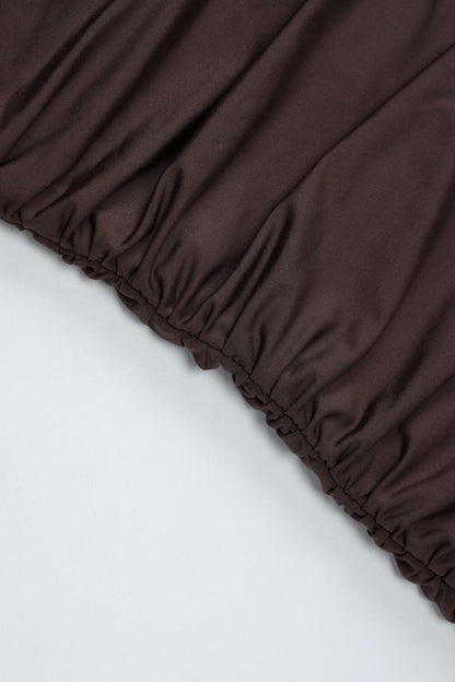 Asymmetrisches, drapiertes kurzes Kleid mit einem Schulterriemen