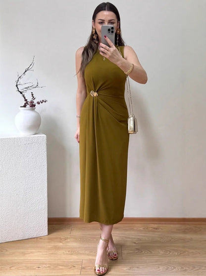 Ärmelloses Maxikleid mit Raffung und Schlitz in Olivgrün