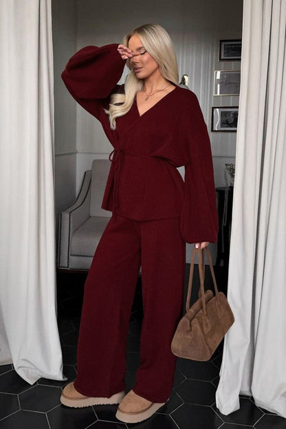 Damen-Strickset mit Oberteil mit V-Ausschnitt und Hose mit weitem Bein