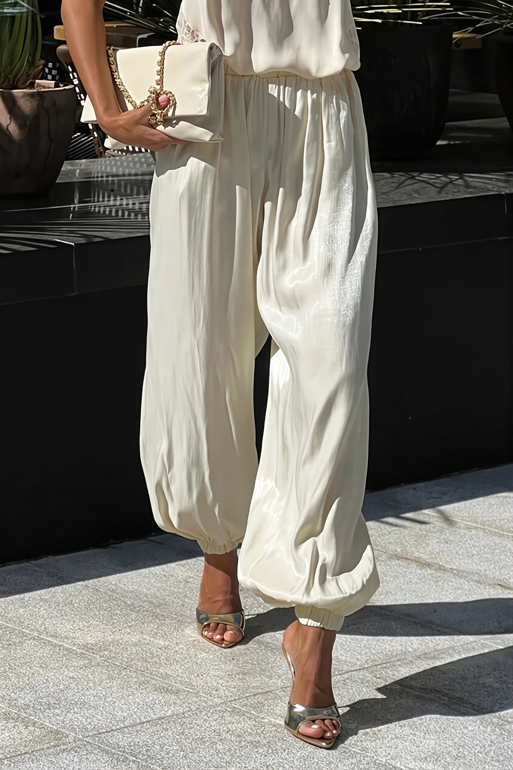 Detailaufnahme von hohem Bund und glänzendem Stoff der Damen-Laternenhose
