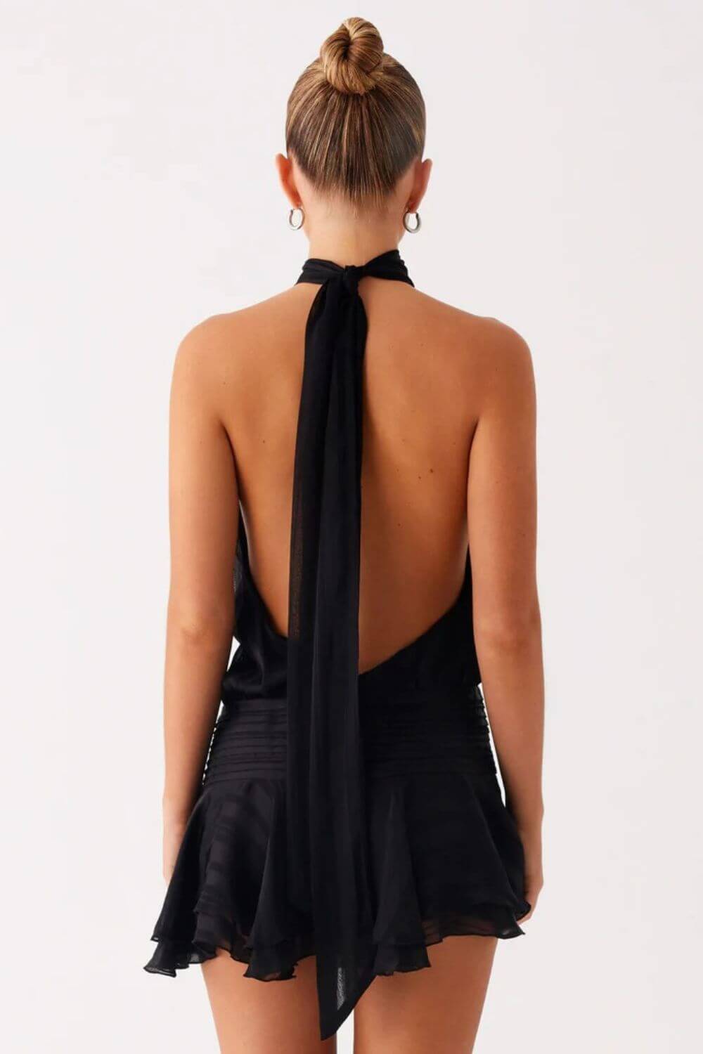 Satiniertes, drapiertes Kurzkleid mit hohem Hals