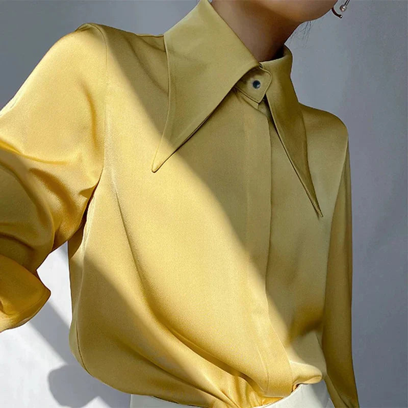 Damen Bluse aus einfarbigem Satin mit langen Ärmeln und modernem Kragen