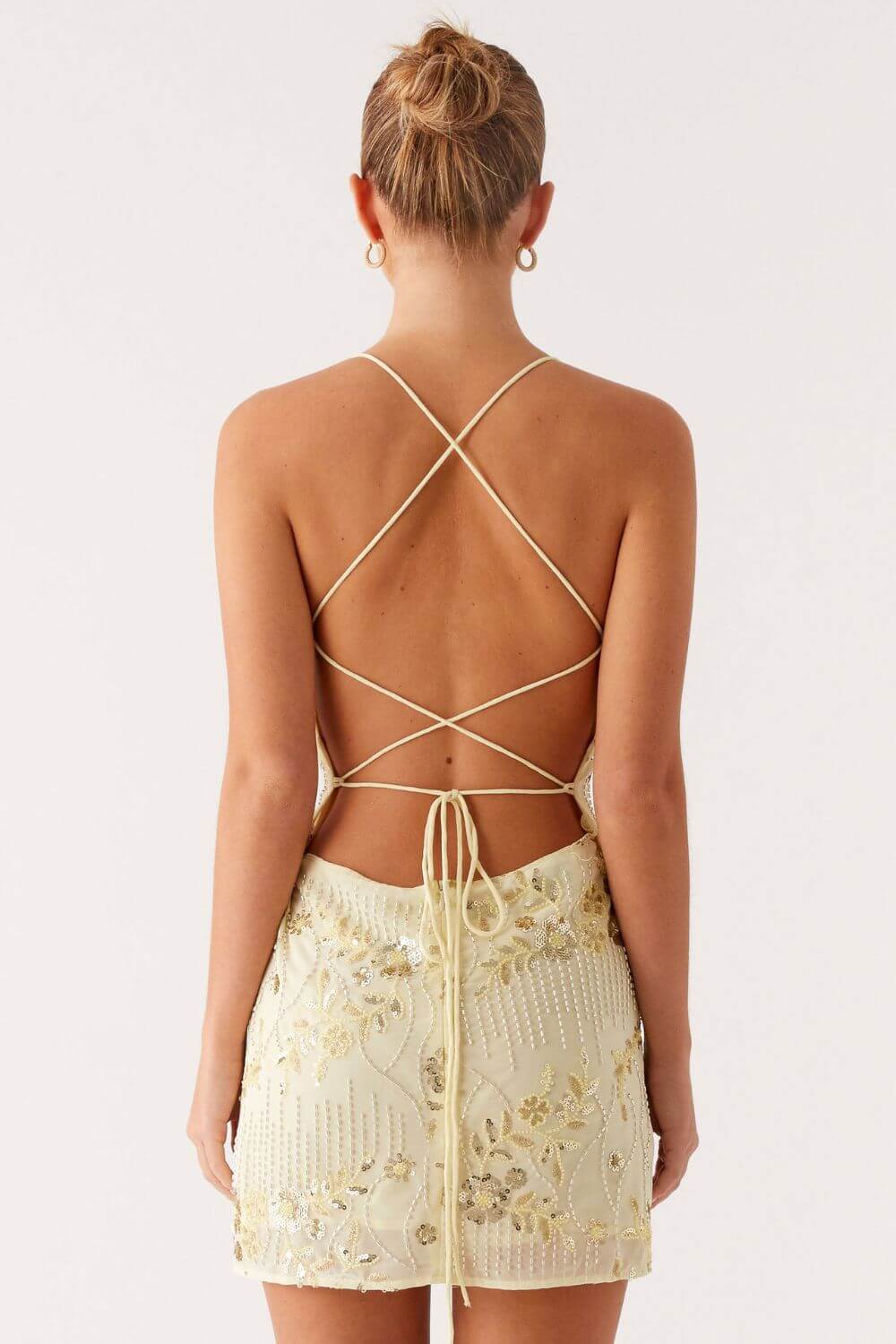 Kurzes Kleid aus Polyester mit Paillettenverzierung