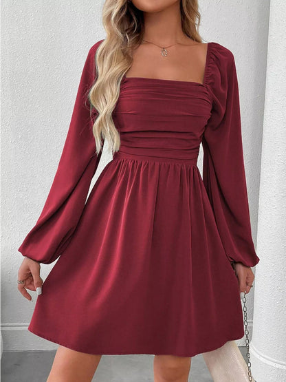 Gerüschtes A-Linien-Kleid mit quadratischem Ausschnitt und langen Ärmeln