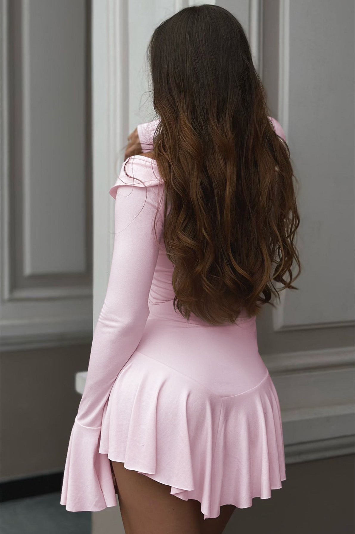 Bodycon Kleid für Damen mit Volants und Bindedetail in Rückansicht
