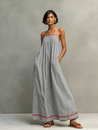 Seitenansicht vom gestreiften Maxikleid mit Spaghettiträgern für Damen