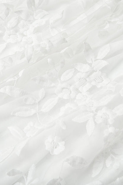 Rückansicht eines Damen Minikleids mit Trägern und zarter Blumenstickerei