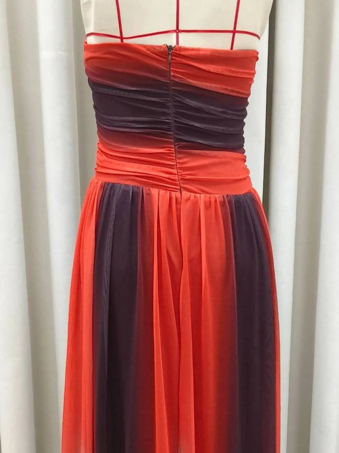 Schulterfreies Maxikleid mit Cut-Out und Farbverlauf in Orange