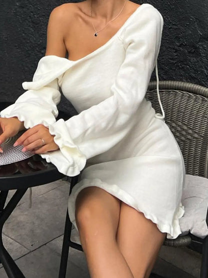 Langärmeliges, rückenfreies Strickkleid