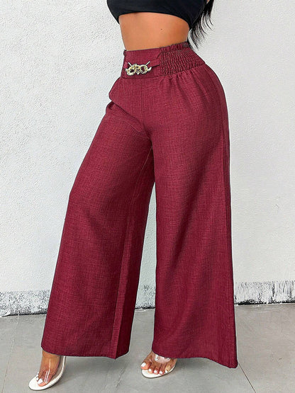 Damenhose in weiter Form, getragen im Alltagslook