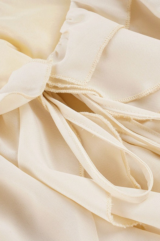 Damen Mini Kleid mit Rüschen und elegantem, luftigem Schnitt im Studio