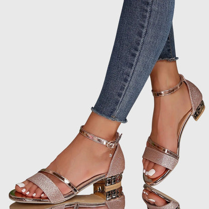 Rückansicht der eleganten Damensandalen