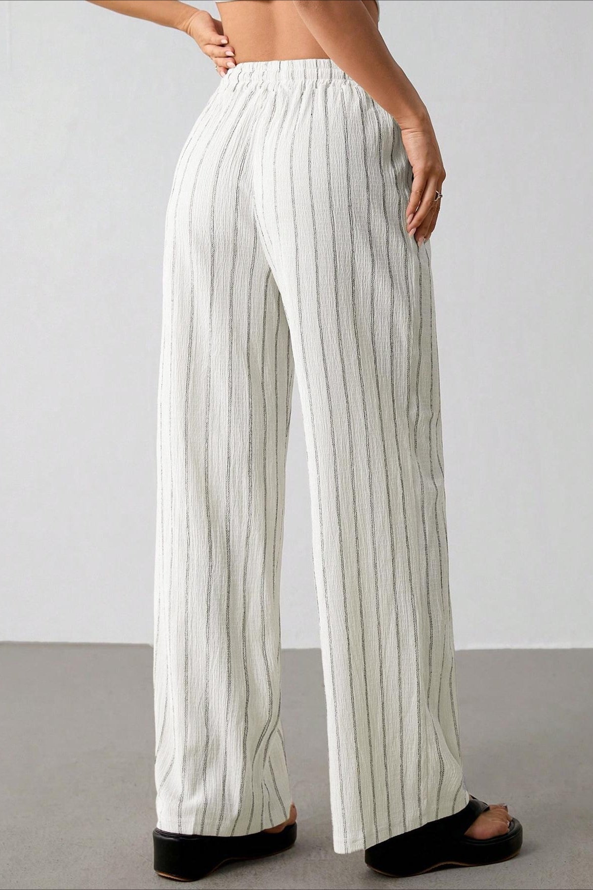 Damenhose mit Colorblock-Design und weitem Schnitt in Rückansicht