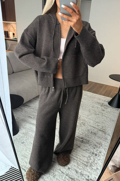Komplettes Damen-Strickoutfit mit weiter Hose