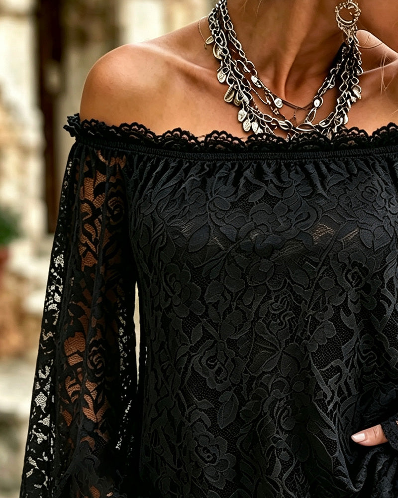 Detailansicht der Patchwork-Optik und langen Ärmel des Off-Shoulder-Tops
