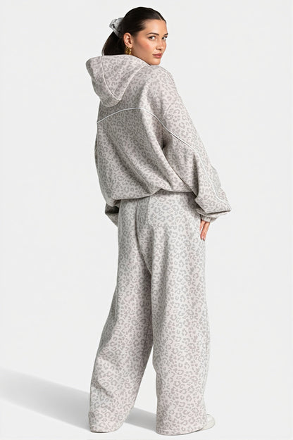 Leopardenmuster-Hoodie mit passender Hose für einen lässigen Damenlook