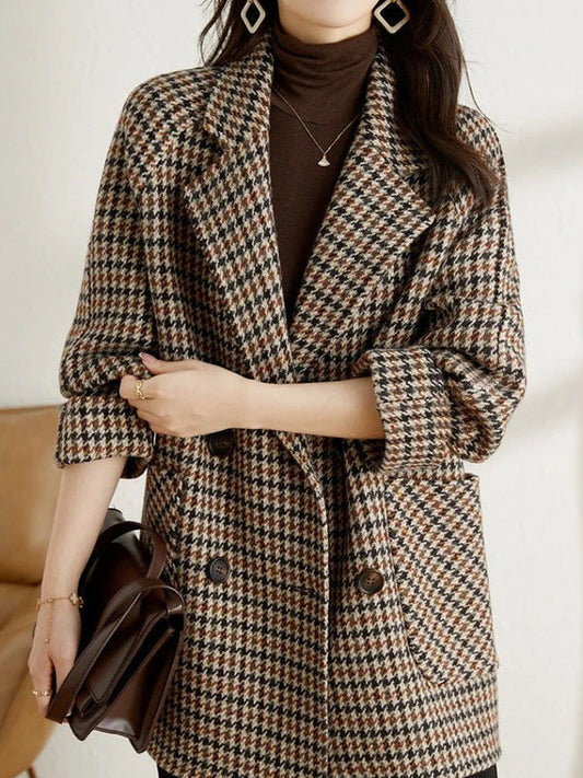 Hahnentritt-Blazer mit weitem Revers und hochgekrempelten Ärmeln